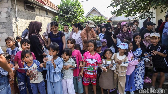 1.Suasana Hari Raya Idul Adha terasa khidmat di kawasan Perumahan Vinewood Babelan, Kabupaten Bekasi, Jawa Barat, Rabu (27/5/2026). Sejak pagi hari, warga mulai berkumpul di area penyembelihan hewan kurban untuk bersama-sama melaksanakan prosesi pemotongan sapi dan kambing usai Salat Idul Adha.