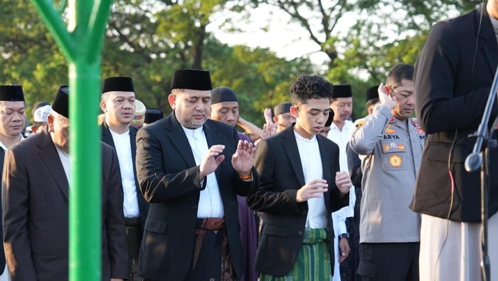 Wali Kota Makassar Munafri Arifuddin salat Idul Adha di Lapangan Karebosi.