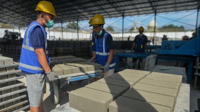 Warga binaan mengoperasikan mesin pencetak untuk membuat bata beton di Lembaga Pemasyarakatan (Lapas) Kelas 1 Tangerang, Banten, Selasa (26/5/2026). Lapas Kelas 1 Tangerang memberdayakan sebanyak 72 warga binaan untuk memproduksi bahan bangunan seperti bata beton, pagar panel, pemecah ombak dan saluran air tipe U-ditch, guna membekali mereka dengan keterampilan yang dapat digunakan setelah bebas dari masa tahanan. ANTARA FOTO/Putra M. Akbar/wsj.