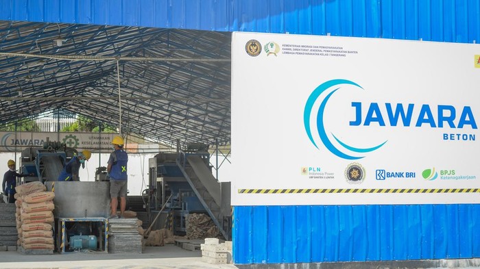 Warga binaan mengoperasikan mesin pencetak untuk membuat bata beton di Lembaga Pemasyarakatan (Lapas) Kelas 1 Tangerang, Banten, Selasa (26/5/2026). Lapas Kelas 1 Tangerang memberdayakan sebanyak 72 warga binaan untuk memproduksi bahan bangunan seperti bata beton, pagar panel, pemecah ombak dan saluran air tipe U-ditch, guna membekali mereka dengan keterampilan yang dapat digunakan setelah bebas dari masa tahanan. ANTARA FOTO/Putra M. Akbar/wsj.