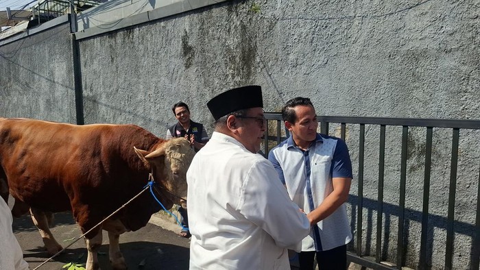 Wakil Gubernur DKI Jakarta, Rano Karno, menyerahkan satu ekor sapi kurban berbobot sekitar 1 ton kepada warga RT 11 RW 07, Gandaria Utara, Kebayoran Baru, Jakarta Selatan, Rabu (27/5/2026).