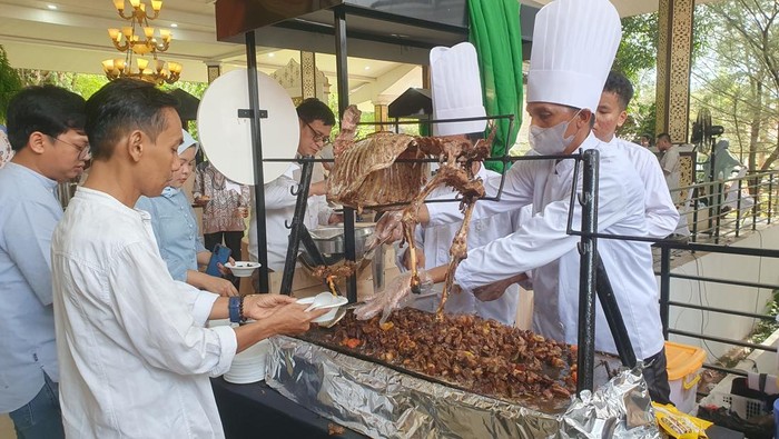Warga hadir dalam open house di Griya Agung, Palembang.