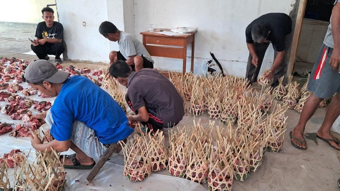 Warga Situraja Sumedang pakai rinjing bungkus daging kurban.