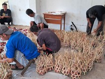Unik! Warga Siituraja Sumedang Bagi Daging Kurban Pakai Rinjing Bambu