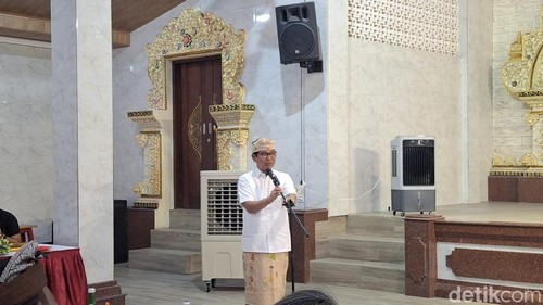 Bupati Badung I Wayan Adi Arnawa dalam acara penyerahan bantuan hari raya, Kamis (28/5/2026).