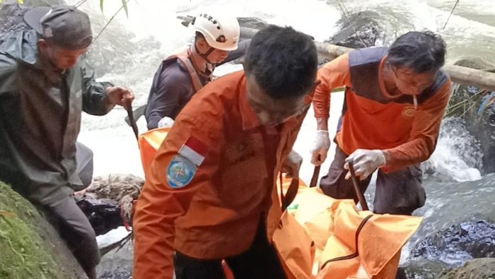 Bocah perempuan bernama Quin Makal (10) ditemukan tewas usai dilaporkan terjatuh di Air Terjun Paris, Kabupaten Minahasa