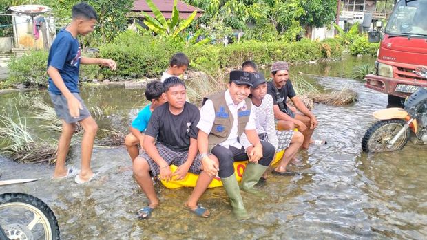 Andi Abdullah Rahim Bupati Luwu Utara, Andi Abdullah Rahim meninjau lokasi terdampak banjir.
