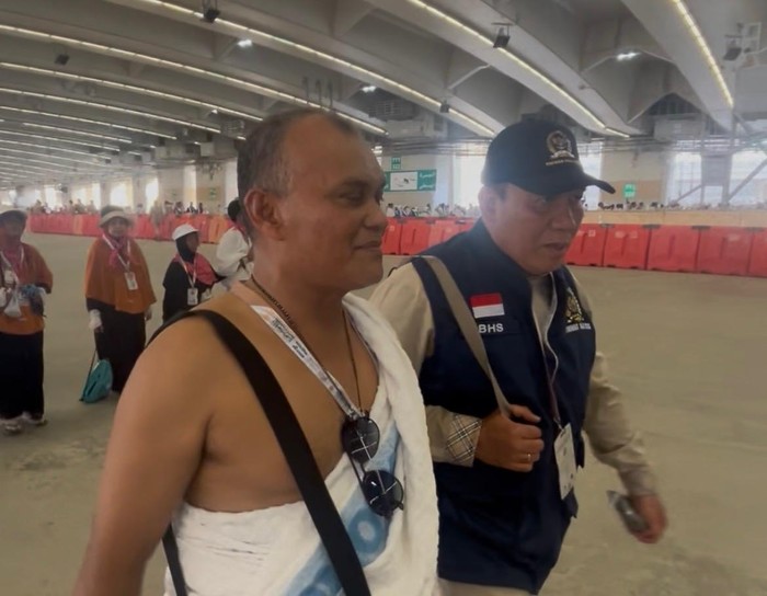 Anggota Timwas DPR Bambang Haryo Soekartono (kanan) di sela-sela pengawasan pelayanan ibadah haji di Mina dan Yasri (kiri), salah satu jemaah haji Indonesia.