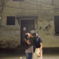 Unggahan Instagram Ardhito sendiri belakangan banyak diisi dengan foto-foto Davina, salah satunya saat keduanya asik berjalan-jalan ke kota tua. Pamer kemesraan, keduanya tampak saling berpelukan. Foto: Instagram/@ardhitopramono
