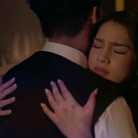 Kemesraan keduanya juga kembali terlihat saat Ardhito dan Davina membintangi video klip musik bersama. Foto: Instagram/@ardhitopramono