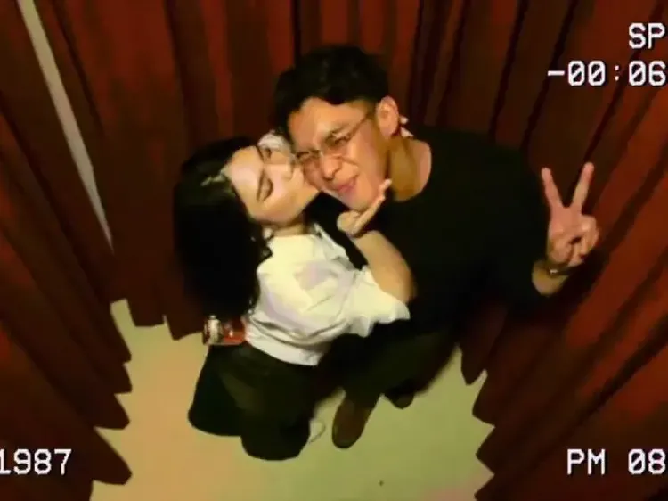 Potret Mesra Ardhito Pramono & Davina Karamoy, Pelukan-Cium Kening