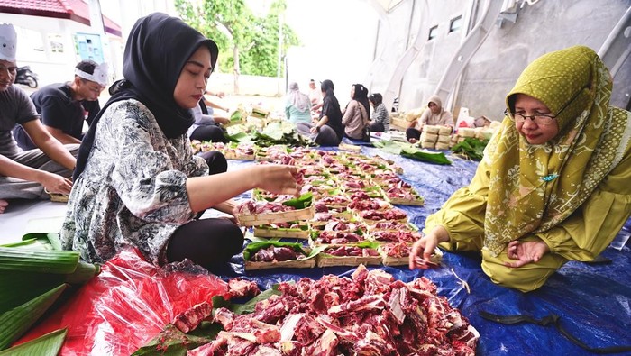 ASN Banyuwangi bagikan daging kurban ke masyarakat