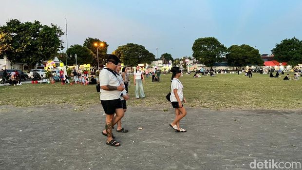 Alun-alun Kidul Yogyakarta penuh dengan berbagai atraksi dan kuliner. Tapi dari semuanya, ada satu yang paling laris manis, Masangin. Masangin adalah sebuah nama atraksi yang disingkat dari Masuk Antara Dua Beringin.