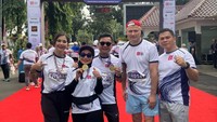 Aktris berusia 56 tahun itu bangga bisa menyelesaikan ajang tersebut dan sampai di garis finish. Banyak yang memuji Ayu Azhari, sampai di garis finish lomba lari dan didoakan selalu sehat. Foto: Instagram @ayukhadijahazhari