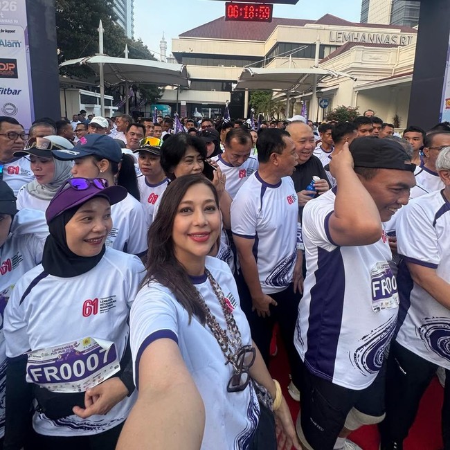 Ayu Azhari Nikmati Pengalaman Jadi Finisher Lomba Lari
