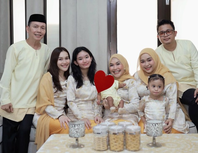 Ayu Ting Ting membagikan momen kompak perayaan Idul Adha 2026 bersama keluarga. Ayu dan keluarga memilih kenakan busana seragam bernuansa butter yellow. Foto: Instagram/@ayutingting92