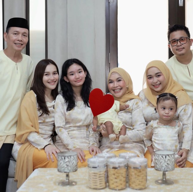 Gaya Ayu Ting Ting Saat Idul Adha Bareng Keluarga, Simpel Pakai Baju Kurung