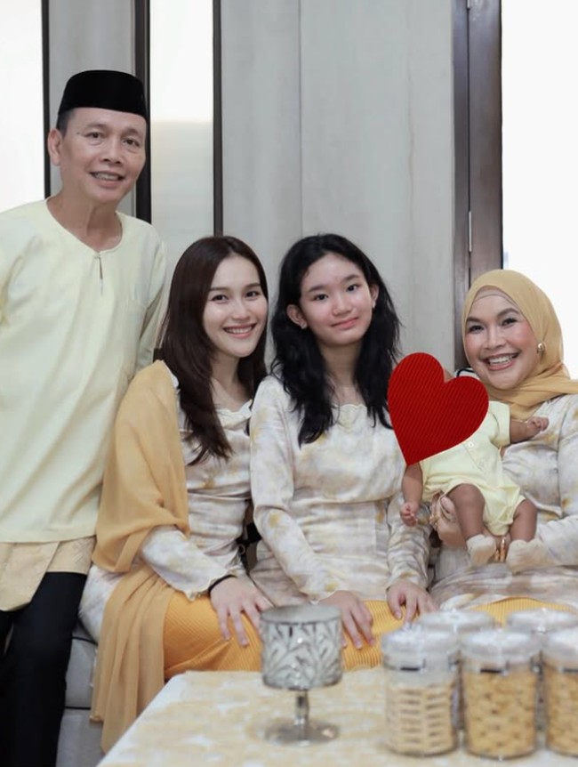 Gaya Ayu Ting Ting Saat Idul Adha Bareng Keluarga, Simpel Pakai Baju Kurung