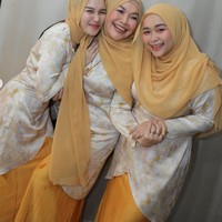 Sementara para wanita mengenakan baju kurung modern berpotongan longgar. Bagian bawahnya dipadukan dengan rok plisket warna mustard. Kerudung polos senada juga tampak membungkus kepala Ayu, Umi Kalsum, dan Syifa. Foto: Instagram/@ayutingting92