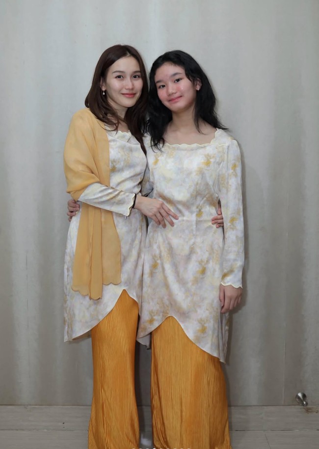 Pose bareng sang putri, Ayu tampil simpel dengan riasan natural minimalis. Rambutnya juga tampak hanya dibiarkan terurai. Foto: Instagram/@ayutingting92