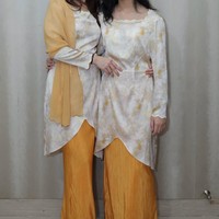 Pose bareng sang putri, Ayu tampil simpel dengan riasan natural minimalis. Rambutnya juga tampak hanya dibiarkan terurai. Foto: Instagram/@ayutingting92