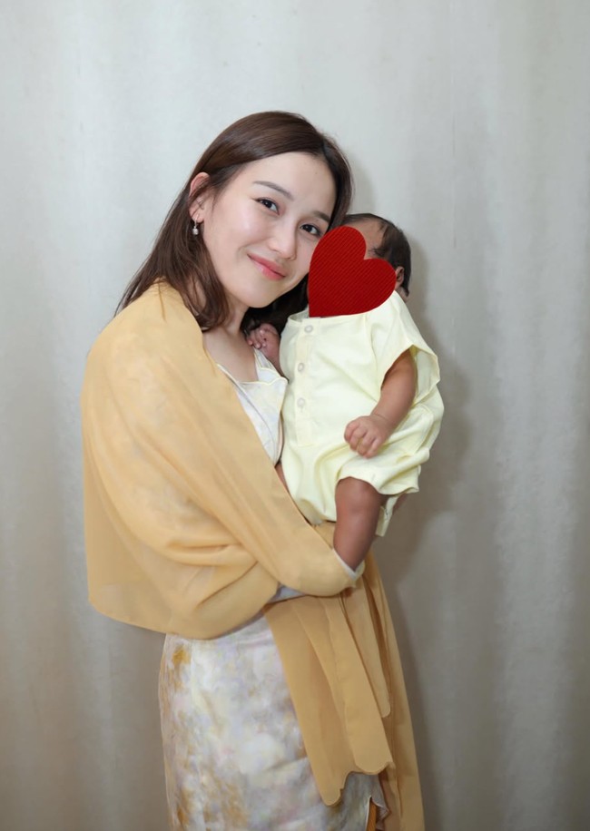 Ayu juga tampak berpose bersama ponakannya yang masih bayi. Meski tampil natural, pesona kecantikan Ayu tetap terpancar. Foto: Instagram/@ayutingting92