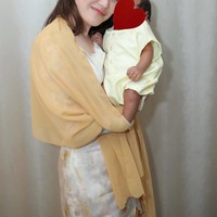 Ayu juga tampak berpose bersama ponakannya yang masih bayi. Meski tampil natural, pesona kecantikan Ayu tetap terpancar. Foto: Instagram/@ayutingting92