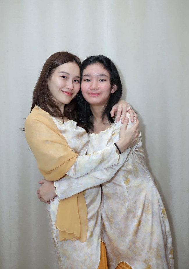 Pose bareng putrinya, Bilqis, yang sudah semakin besar, penampilan keduanya jadi bak kakak-adik alih-alih ibu dan anak. Foto: Instagram/@ayutingting92