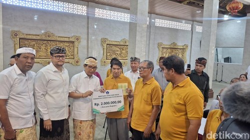 Bupati Badung I Wayan Adi Arnawa melakukan penyerahan bantuan uang hari raya Waisak di Vihara Dharmayana, Kuta, Badung, pada Kamis (28/5/2026). (Fabiola Dianira)