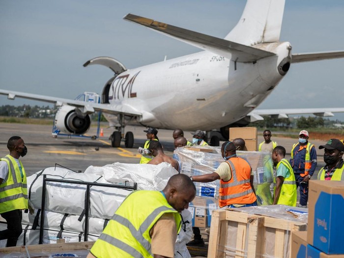 UNICEF staff and airport workers handle aid from UNICEF and the European Civil Protection and Humanitarian Aid Operations (ECHO) for the Ebola outbreak caused by the Bundibugyo strain, at Bunia National Airport in Bunia, Ituri province, Democratic Republic of Congo, May 28, 2026. REUTERS/Stringer REFILE - CORRECTING BYLINE
