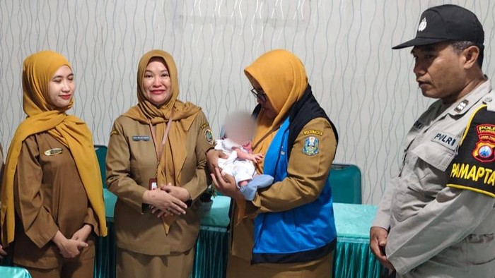 Bayi diserahkan ke Dinsos Jatim