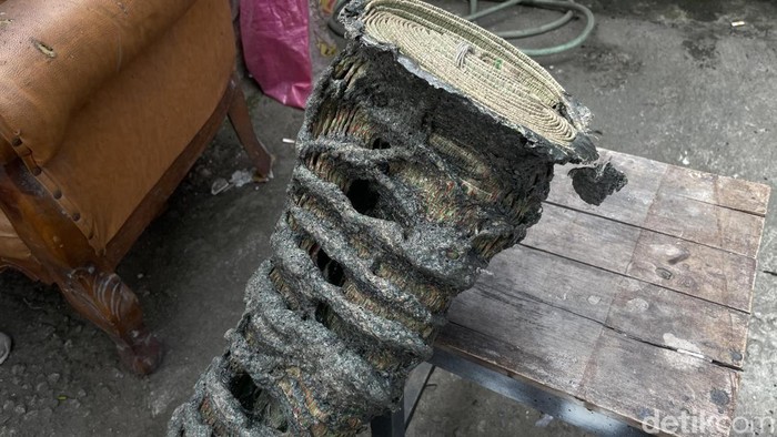 Bekas barang-barang yang tiba-tiba terbakar di rumah Mutfiana, warga Seyegan, Sleman, Kamis (28/5/2026)