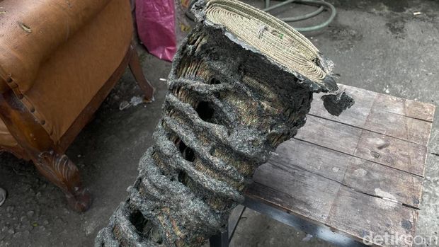 Bekas barang-barang yang tiba-tiba terbakar di rumah Mutfiana, warga Seyegan, Sleman, Kamis (28/5/2026)