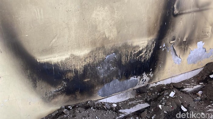 Bekas barang-barang yang tiba-tiba terbakar di rumah Mutfiana, warga Seyegan, Sleman, Kamis (28/5/2026).