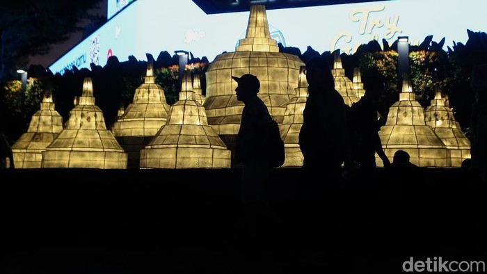 Sejumlah warga memadati kawasan Bundaran Hotel Indonesia (HI) Jakarta, Kamis (28/5/2026), saat acara Ilumination of Jakarta.

Pemerintah Provinsi DKI Jakarta menghadirkan acara bertema Illumination of Jakarta: Glow of Peace untuk menyambut Ha
