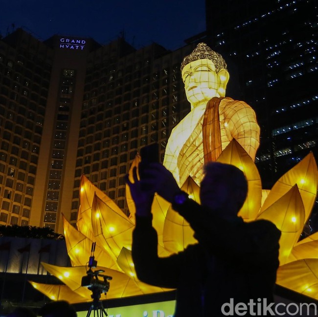 Bundaran HI Berhias Cahaya Sambut Waisak