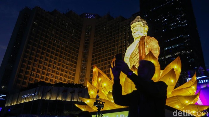 Sejumlah warga memadati kawasan Bundaran Hotel Indonesia (HI) Jakarta, Kamis (28/5/2026), saat acara Ilumination of Jakarta.

Pemerintah Provinsi DKI Jakarta menghadirkan acara bertema Illumination of Jakarta: Glow of Peace untuk menyambut Ha