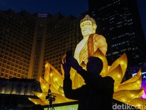 Bundaran HI Berhias Cahaya Sambut Waisak