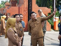 Ramai Dikunjungi Warga, Subandi Minta Fasum Alun-alun Sidoarjo Dijaga