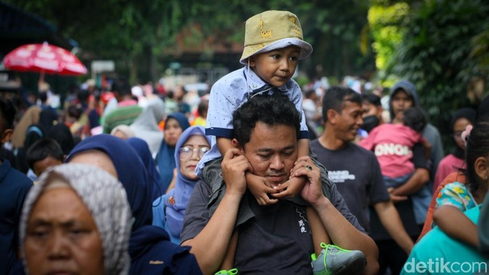 Pengunjung memadati Taman Margasatwa Ragunan, Pasar Minggu, Jakarta Selatan, Kamis (28/5/2026). Taman Margasatwa Ragunan menjadi destinasi wisata favorit di Jakarta pada masa libur dan cuti bersama Idul Adha.