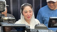 Dewi Perssik Ungkap Alasan Selalu Mengaji Sebelum Live TV
