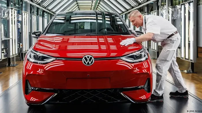 Volkswagen hanyalah satu dari banyak perusahaan Jerman yang tengah mengalami kesulitan (Foto: JENS SCHLUETER/AFP/Getty Images)