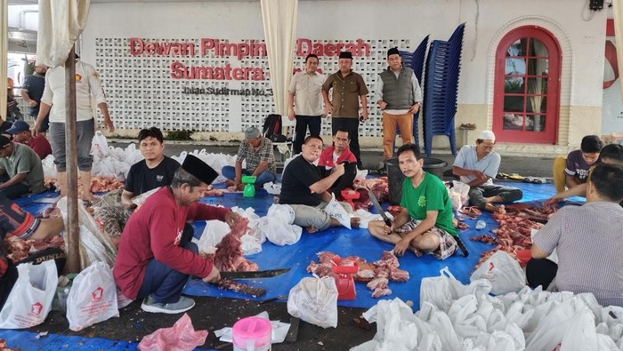 Foto: Penyembelihan hewan kurban di Sekretariat DPD Gerindra Sumut di Medan (Dok. Gerindra Sumut)