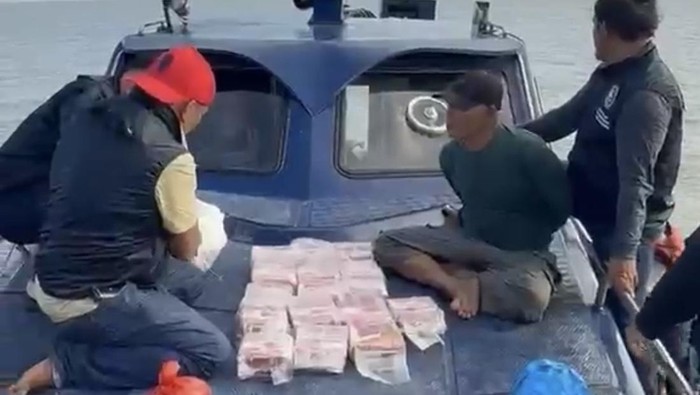 Foto: Proses penangkapan narkoba jenis sabu 30 Kg diperairan Asahan (dok. Ditresnarkoba Polda Sumut)