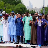 Zohran Mamdani mengikuti salat Idul Adha pertamanya sebagai Wali Kota New York City di Bronx Borough, NYC, Amerika Serikat, pada Rabu (28/5/2026). Ia menandai momen tersebut dengan memakai gamis, tapi dalam tampilan jersey tim Arsenal. (Foto: REUTERS/Adam Gray)