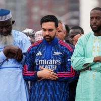 Foto: Gaya Sporty Zohran Mamdani Salat Idul Adha, Pakai Gamis Arsenal