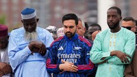 Foto: Gaya Sporty Zohran Mamdani Salat Idul Adha, Pakai Gamis Arsenal