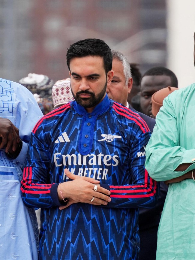 Foto: Gaya Sporty Zohran Mamdani Salat Idul Adha, Pakai Gamis Arsenal