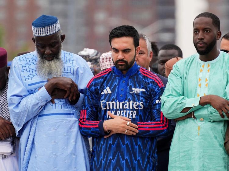 Foto: Gaya Sporty Zohran Mamdani Salat Idul Adha, Pakai Gamis Arsenal