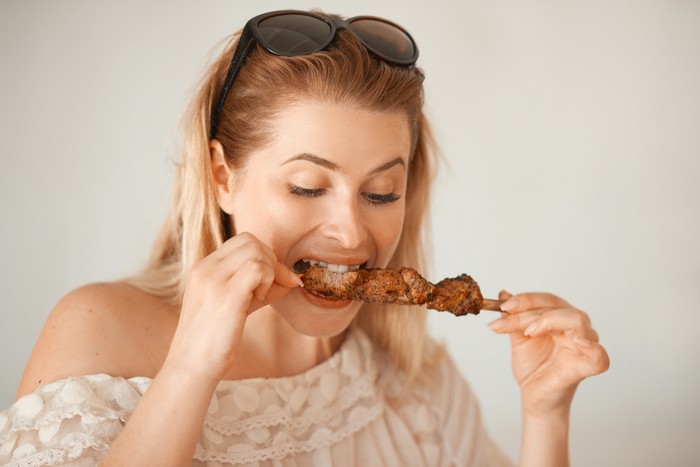 Ilustrasi wanita makan daging